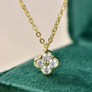 Collier Trèfle à Quatre Feuilles en Moissanite – Pendentif Élégant pour Femme