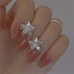 Boucles d’Oreilles à Clous Fleur 5 Pétales en Zircon Synthétique | Style Japonais & Coréen Étincelant