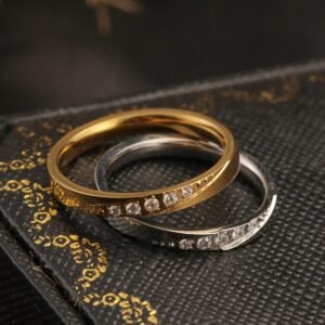 Bague Plaquée Or 18K en Acier Inoxydable à Strass Biseautés – Bijou Élégant et Glamour pour Femme, Quotidien, Soirée & Cadeau
