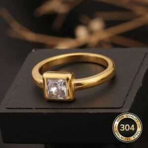 Bague Carrée Plaquée Or 18 Carats en Acier Inoxydable – Zircone Synthétique, Bijou Élégant et Glamour pour Femme, Mariage & Cadeau